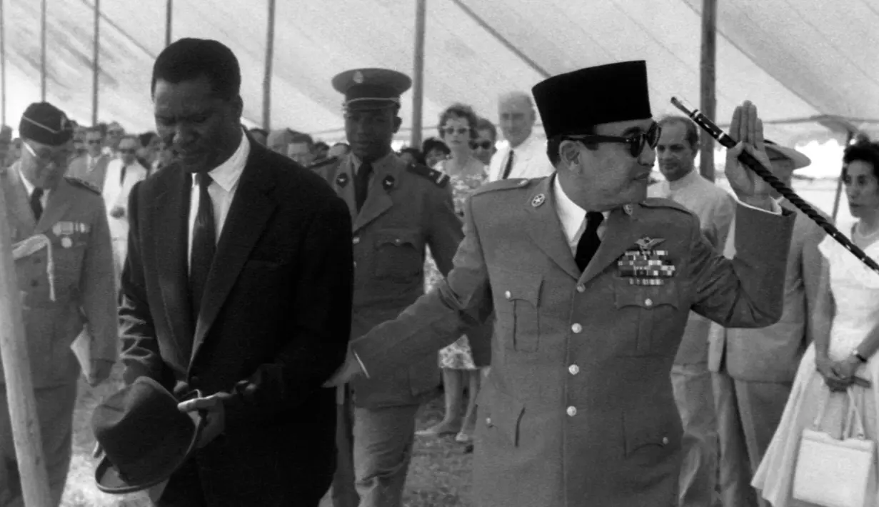 Presiden Republik Indonesia Achmed Sukarno menerima kedatangan Presiden Guinea, Ahmed Sekou Toure negara baru di Afrika Barat Daya, di Istana Presiden Bogor dalam kunjungan resmi kenegaraan, 25 September 1960. (AFP PHOTO)
