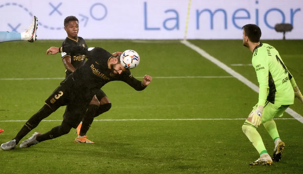 Bek Barcelona, Gerard Pique, berusaha mencetak gol ke gawang Celta Vigo pada laga lanjutan Liga Spanyol di Stadion Balaidos, Jumat (2/10/2020) dini hari WIB. Barcelona menang 3-0 atas Celta Vigo. (AFP/Miguel Riopa)
