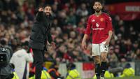 Pelatih Manchester United, Ruben Amorim memberikan instruksi pada Matheus Cunha di laga melawan Bournemouth, 16 Desember 2025. (AP Photo/Jon Super)