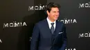 Tom Cruise berpose saat menghadiri pemutaran perdana film "The Mummy" di Madrid, Spanyol (29/5). The Mummy akan diputar di Indonesia pada 7 Juni 2017 mendatang. (AP Photo / Francisco Seco)
