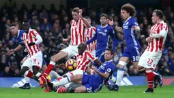 Pemain Chelsea, Cesar Azpilicueta terjatuh bersama pemain Stoke City, Bruno Martins Indi saat berebut bola pada laga Premier League di Stamford Bridge, (31//12/2016). Chelsea menang 4-2.   (Reuters/Eddie Keogh)