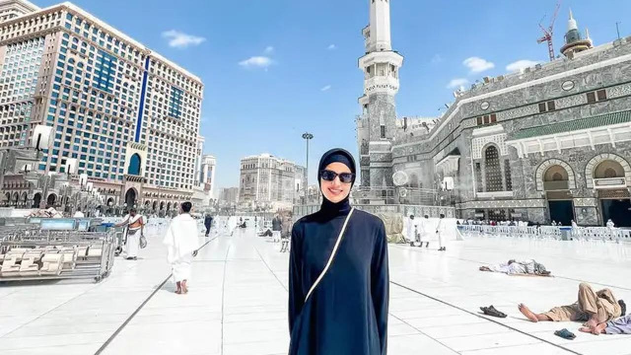 8 Model Gamis Kekinian ala Nia Ramadhani, Elegan untuk Wanita Kaki Jenjang