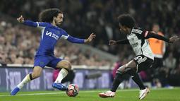 Pemain Chelsea, Marc Cucurella (kiri), berusaha melewati hadangan pemain Fulham, Willian, dalam pertandingan pekan ketujuh Liga Inggris 2023/2024 yang digelar di Craven Cottage, Selasa (3/10/2023) dini hari WIB. (AP Photo/Kin Cheung)