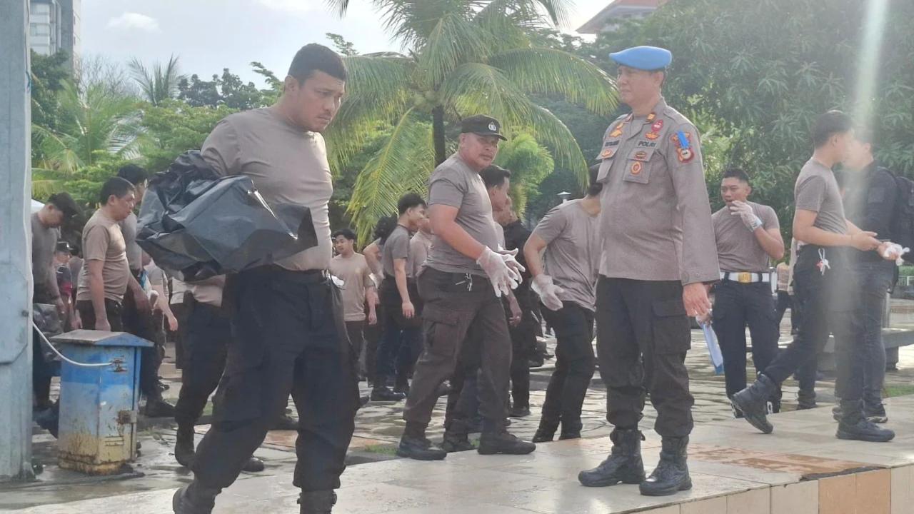 Penuhi Perintah Presiden, Polda Sulsel Kerahkan 400 Personel Bersihkan Pantai Losari