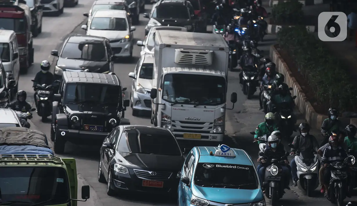 Sejumlah kendaraan terjebak kemacetan di Jalan Gatot Subroto, Jakarta, Rabu (31/8/2022). "Dari hasil FGD kemudian semuanya sepakat ini positif bisa dilakukan uji coba tetapi kami harus lakukan namanya uji publik dengan melibatkan semua asosiasi," ujar Syafrin di Jakarta, Rabu, 31 Agustus 2022. (Liputan6.com/Faizal Fanani)
