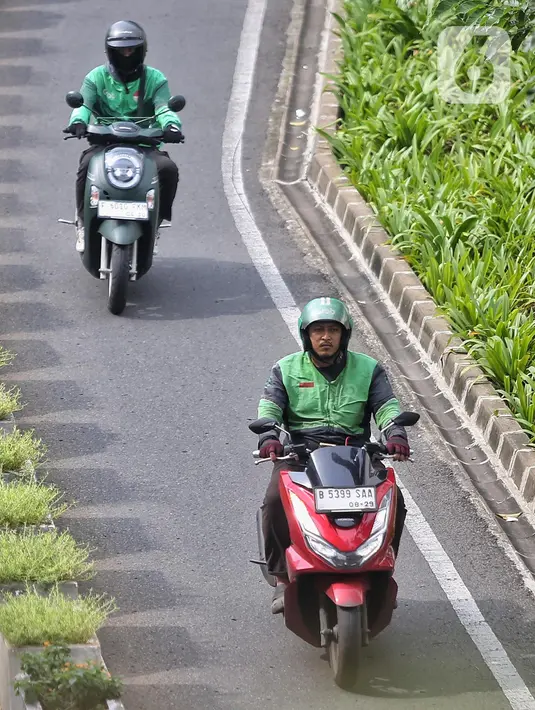 Diharapkan keputusan yang diambil nanti, khususnya terkait kenaikan tarif ojek online (ojol) atau daring ini tidak memberatkan konsumen, pengemudi, hingga pelaku Usaha Mikro Kecil dan Menengah (UMKM). (Liputan6.com/Angga Yuniar)