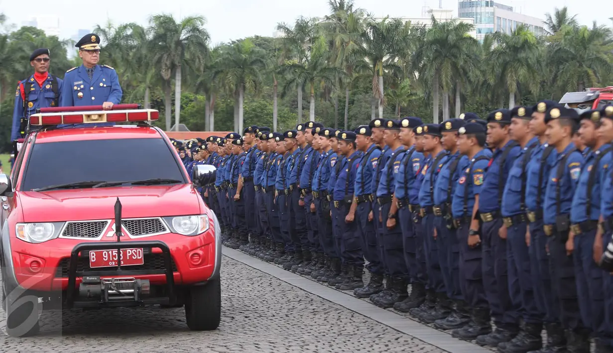 Mendagri Tjahjo Kumolo memeriksa barisan dalam acara Upacara Perayaan Ulang Tahun Damkar ke-98, Jakarta Pusat, Rabu (1/3). Upacara itu turut diikuti oleh sekitar 1.000 petugas serta menampilkan sejumlah demo pemadaman. (Liputan6.com/Immanuel Antonius)
