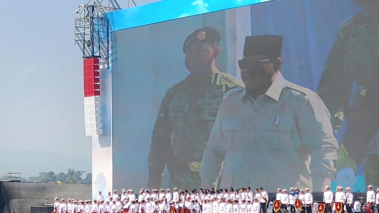 Momen Prabowo Disambut Warga Saat Tiba di Lapangan Upacara Militer Bandung Barat
