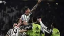 <p>Main di kandang sendiri, Juventus coba menekan Napoli di awal laga. Peluang emas didapat melalui Juan Cuadrado di menit 10. Namun tembakan eks pemain Chelsea itu masih bisa diantisipasi kiper Alex Meret. (Marco Alpozzi/LaPresse via AP)</p>