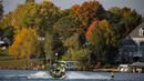 Orang-orang menikmati olahraga air di Danau Lobdell di Genesee County, Michigan, Amerika Serikat, pada 10 Oktober 2020. (Xinhua/Joel Lerner)