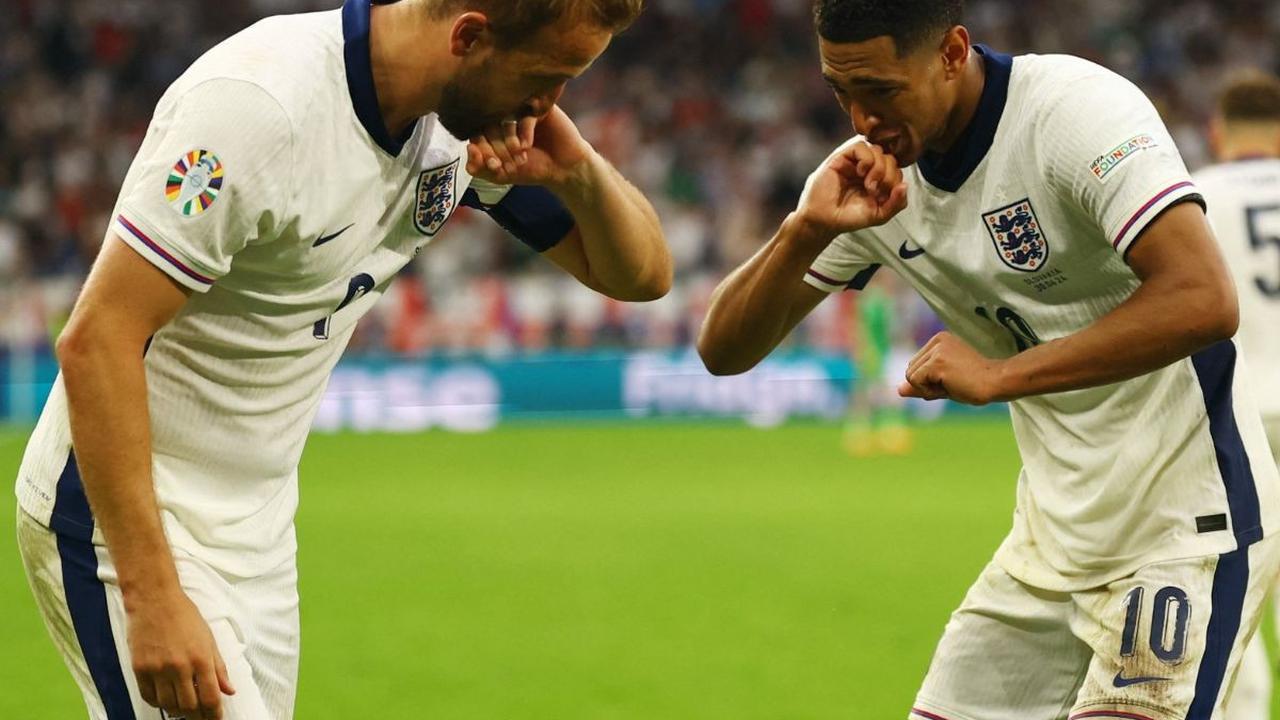 Pemain Timnas Inggris, Harry Kane dan Jude Bellingham melakukan selebrasi saat bertanding melawan Slovakia dalam babak 16 besar Euro 2024 di Stadion Arena AufSchalke, Gelsenkirchen, Jerman, pada Minggu (30/6/2024). Inggris secara dramatis menumbangkan Sl