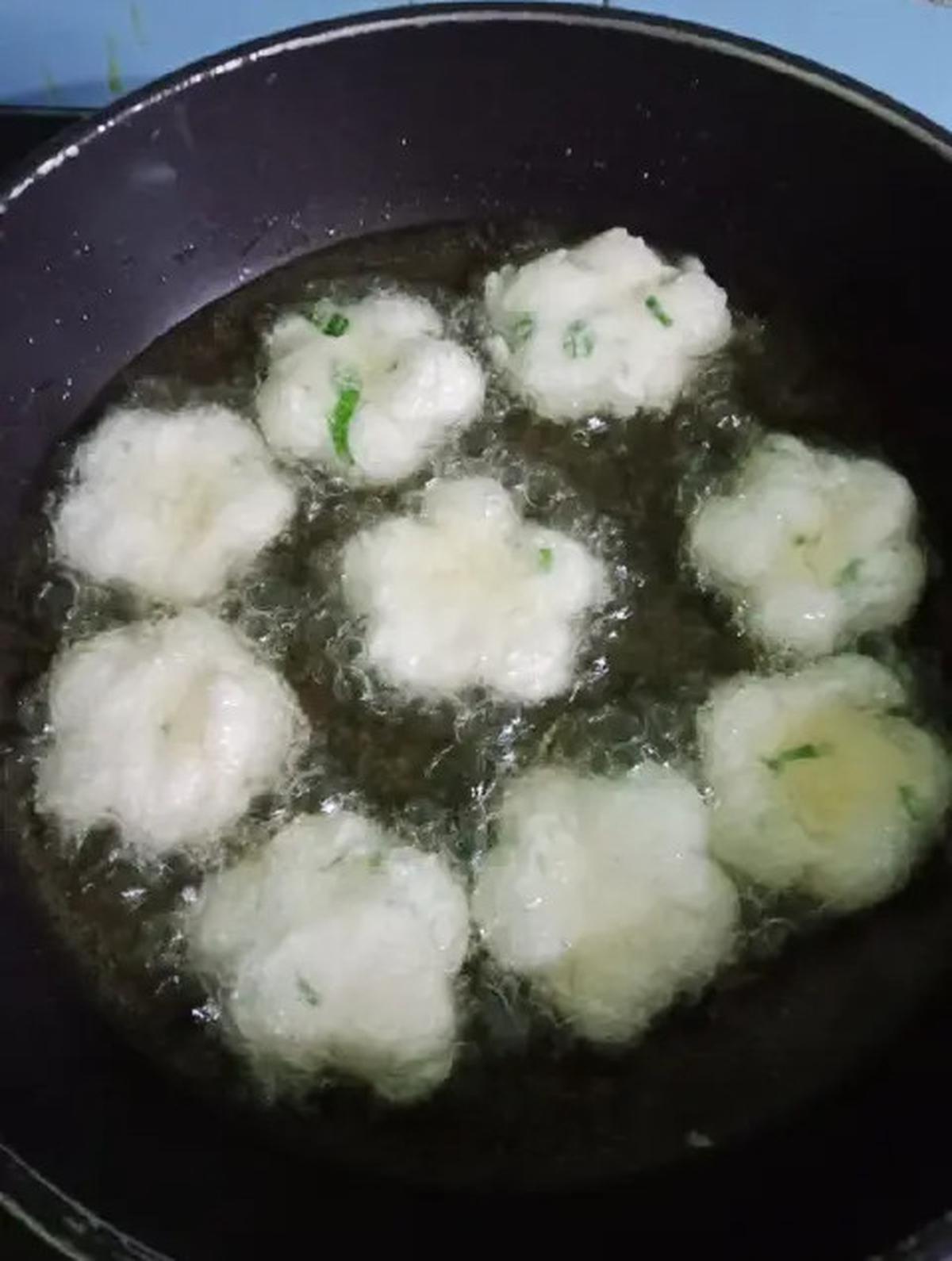 Ilustrasi Menggoreng Cireng
