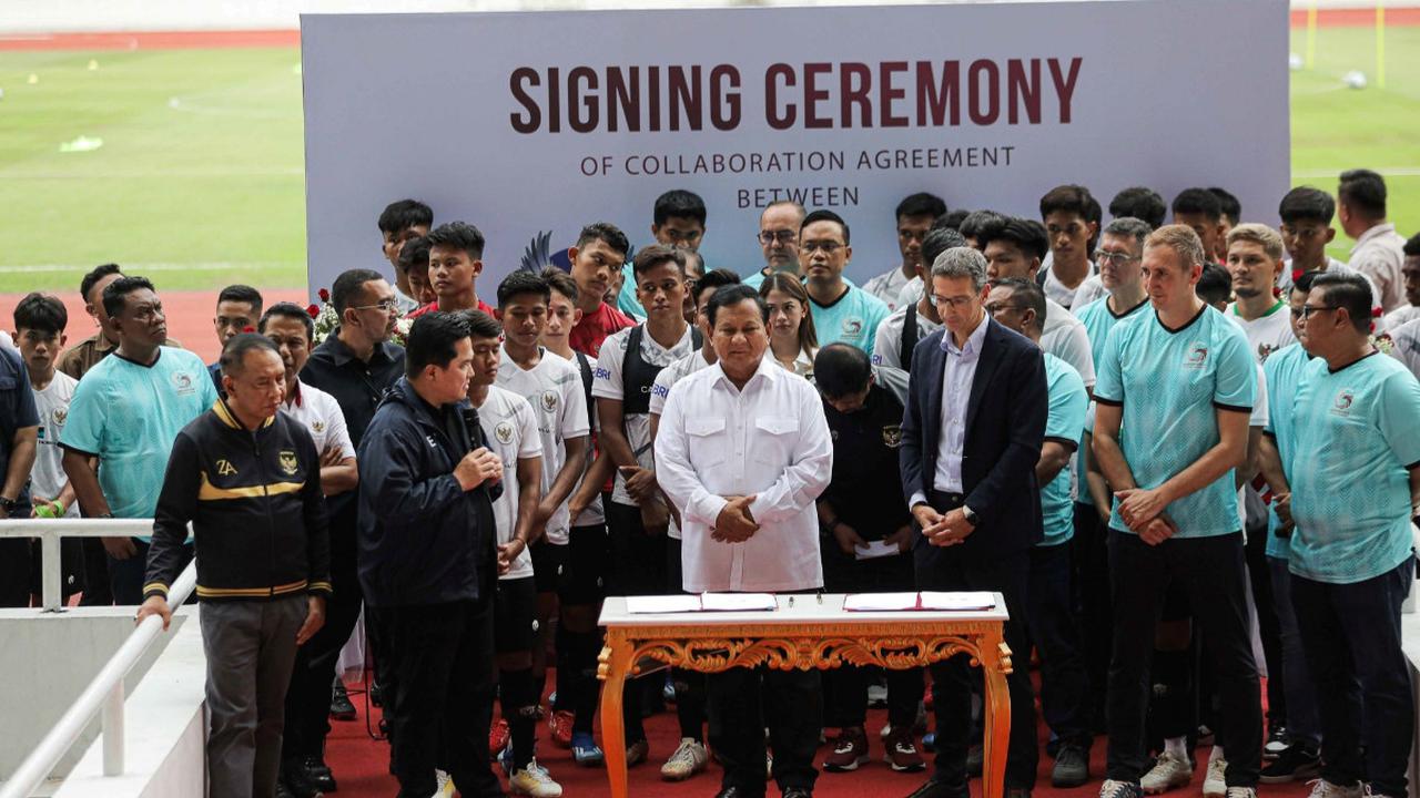 "Tentu kita ketahui, bahwa membangun tim nasional itu bukan mudah. Perlu waktu panjang. Dan perlu pengorbanan yang luar biasa, berbagai banyak pihak. Dari suporter, kami-kami, stake holder, pemerintah, pemain,"<br>