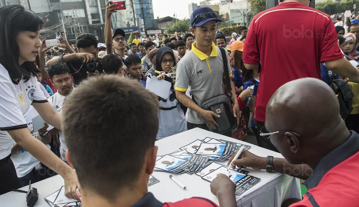 Pelatih kiper Espanyol, Thomas N'Kono, memberikan tanda tangan saat menghadiri jumpa fans di Jakarta, Minggu (16/7/2017). Espanyol akan melakukan laga ujicoba melawan Persija. (Bola.com/Vitalis Yogi Trisna)