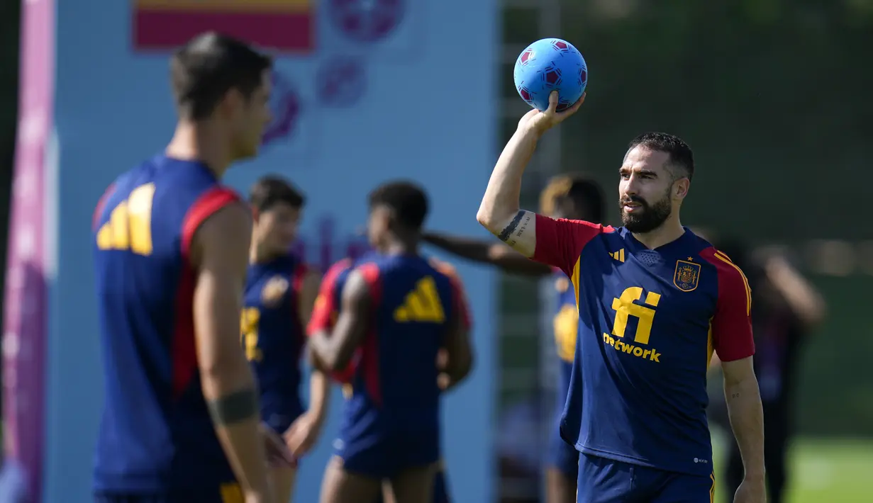 Bek Spanyol, Dani Carvajal berolahraga saat sesi latihan di Universitas Qatar di Doha, Qatar, Minggu, 4 Desember 2022. Spanyol akan bermain melawan Maroko di babak 16 besar Piala Dunia 2022 Qatar pada 6 Desember di Stadion Education City, Selasa (6/12) waktu setempat. (AP Photo/Julio Cortez)