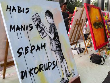 Sejumlah seniman lukis menumpahkan imajinasinya terkait "Korupsi" untuk dijadikan sebuah karya seni, di lobby Gedung Merah Putih Komisi Pemberantasan Korupsi (KPK), Jakarta, Senin (9/12/2024). (Liputan6.com/Herman Zakharia)