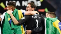 Kiper Porto, Iker Casillas bersama rekannya merayakan juara Liga Portugal di stadion Dragao (6/5). Gelar juara ini menjadi gelar juara Liga Portugal ke-28 bagi Porto setelah mereka unggul empat poin atas Benfica dan Sporting CP. (AFP Photo/Miguel Riopa)