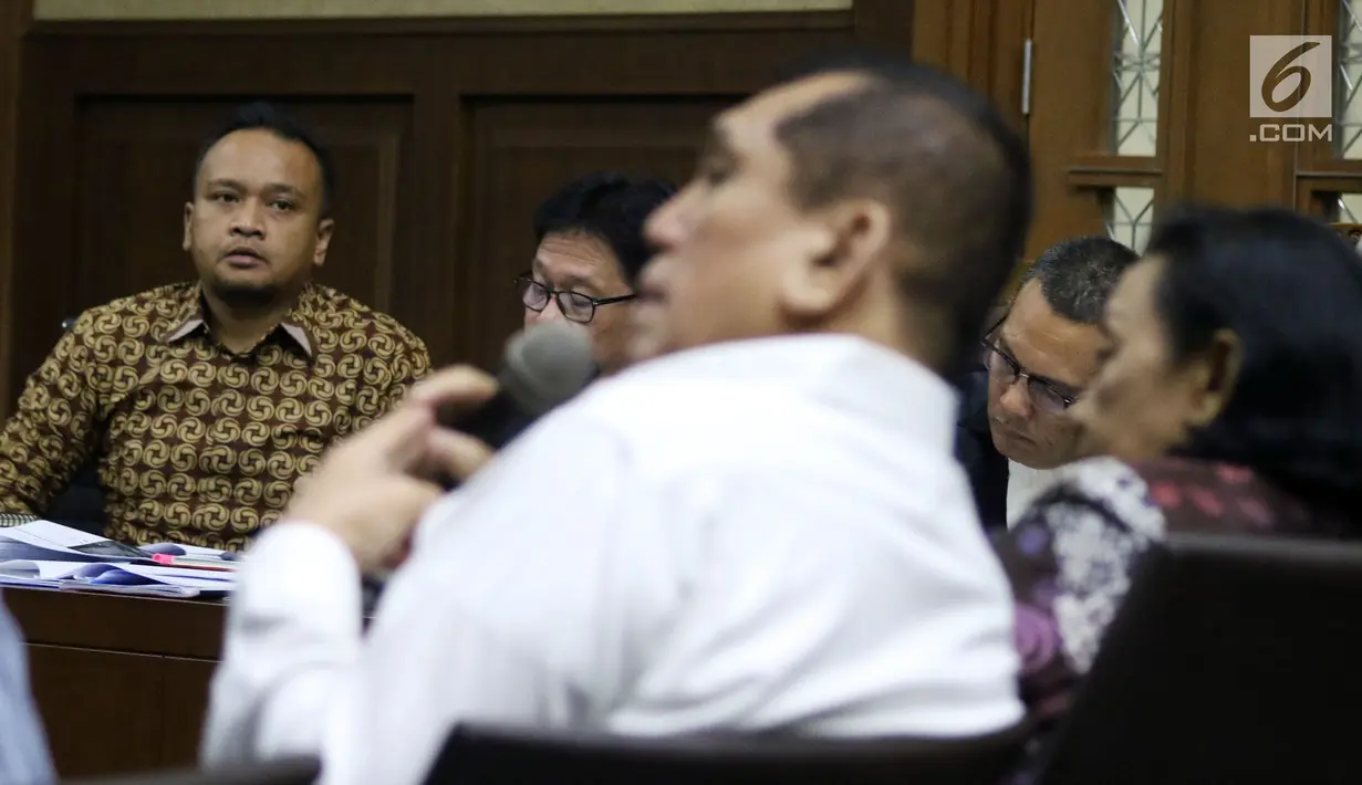 Direktur Operasional PT Murakabi Sejahtera, Irvanto Hendra Pambudi Cahyo (kiri) saat sidang lanjutan dugaan korupsi proyek pengadaan e-KTP di Pengadilan Tipikor, Jakarta, Selasa (7/8). Sidang mendengar keterangan saksi. (Liputan6.com/Helmi Fithriansyah)