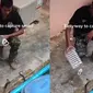 Tangkap ular kobra dengan botol minum (Sumber: TikTok/positivedothub)