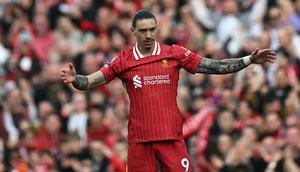 Di babak kedua, pada menit ke-51, Darwin Nunez membuat kedudukan menjadi imbang 1-1 usai menerima umpan dari Luiz Diaz. (Paul ELLIS/AFP)