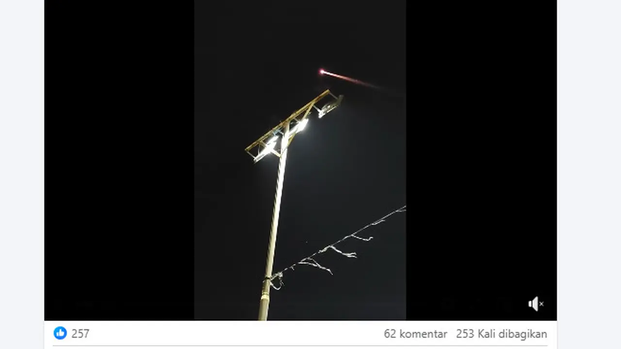 Tangkapan layar fenomena yang diklaim meteor jatuh di Cirebon (Sumber: Facebook)
