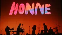 HONNE menepati janjinya temu kangen dengan fans Indonesia di HONNE Asia Tour 2023 Indonesia. [Adrian Putra/Fimela.com]