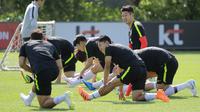 Pemain timnas Korea Selatan Son Heung-min (kanan) bersama rekan-rekannya melakukan peregangan otot saat berlatih untuk Piala Dunia 2018 di National Football Centre di Paju, Korea Selatan, Rabu (23/5). (AP Photo/Lee Jin-man)