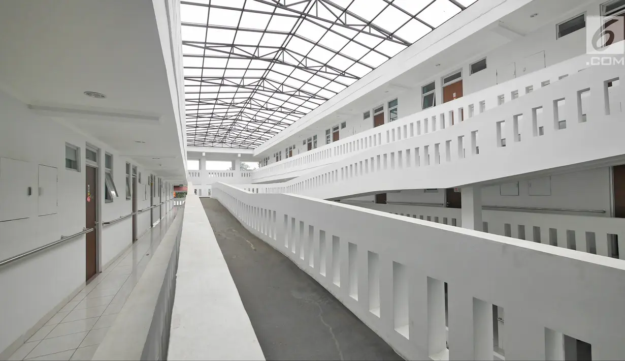 Fasilitas ramp dan hand rail bagi kebutuhan khusus di rusun lansia yang ada di kawasan Cibubur, Jakarta, Selasa (24/4). Kementerian PUPR membangun satu twin block rusun khusus untuk lansia di Cibubur. (Liputan6.com/Herman Zakharia)