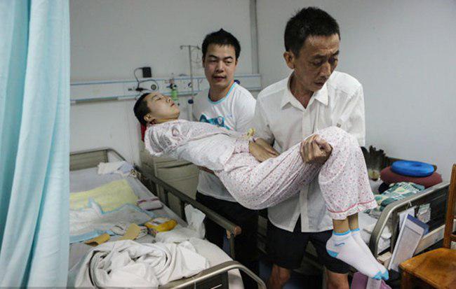 Zhang bersama calon mertuanya membopong Shan dari tempat tidur | foto: copyright chinadaily.com.cn
