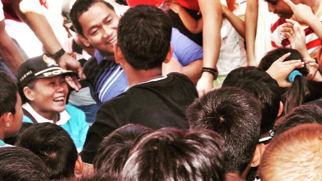 Asyik Jalan Sehat, Calon Walikota Incumben Jatuh Didorong Warga