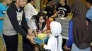 Salah satu personel blink, Agatha Pricilla yang non muslim pun turut serta dalam acara buka bersama dengan anak yatim di kawasan Bekasi, Jawa Barat, (12/7/14) (Liputan6.com/ Panji Diksana)
