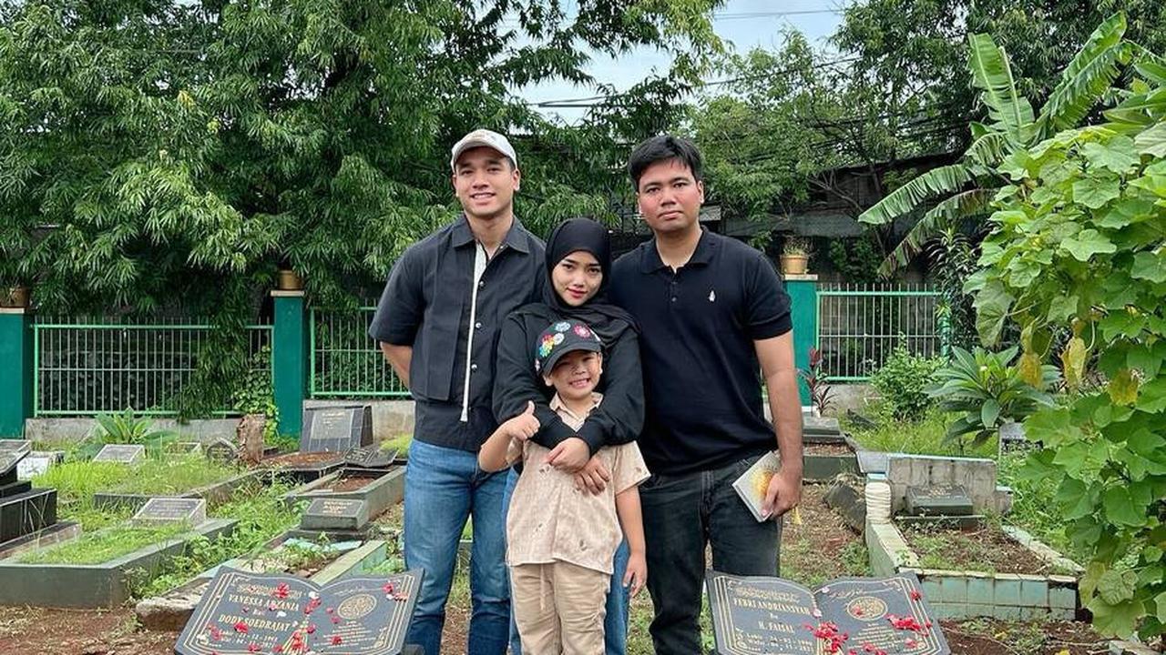Hari Ultah Vanessa Angel, Ini 8 Potret Momen Fuji dan Fadly Faisal Ajak Gala Nyekar ke Makam Orangtuanya
