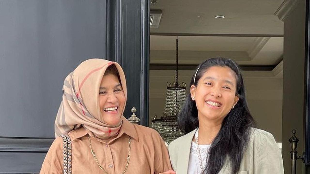 Sang Ibunda Tampak Awet Muda, Cantik, dan Kekinian