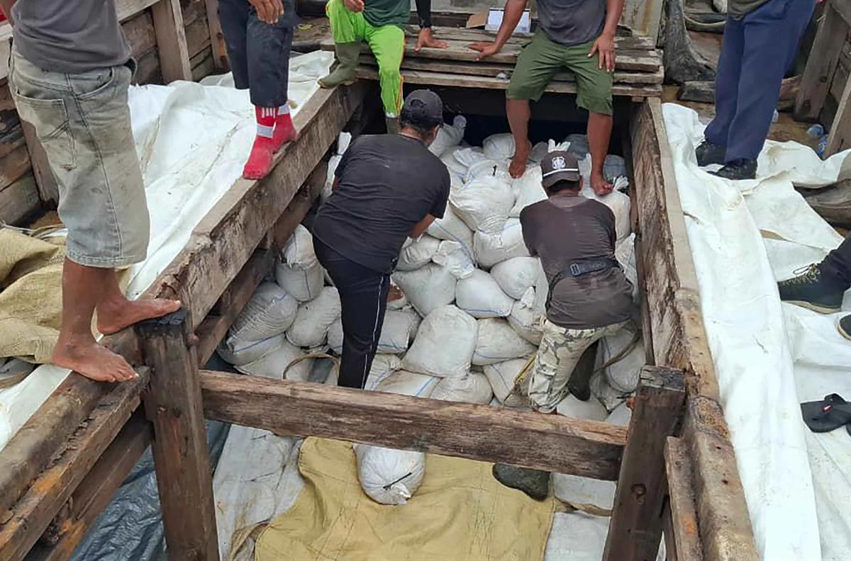 FOTO: TNI AL Gagalkan Penyelundupan Bijih Timah Ilegal di Selat Bangka