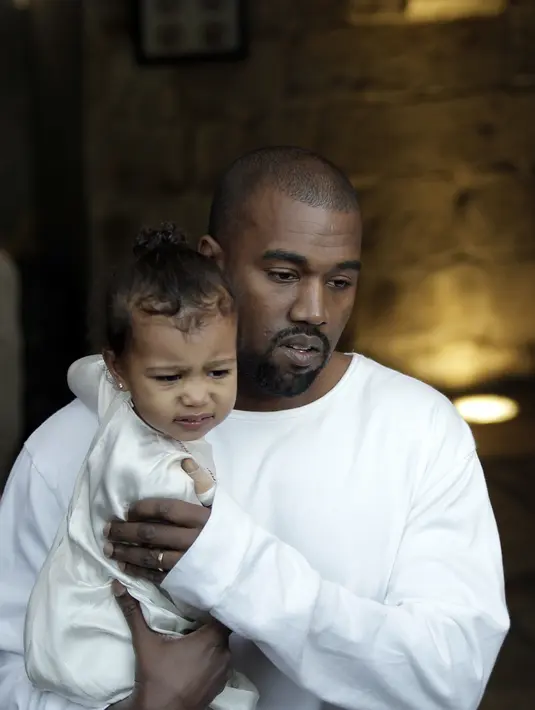 Sumber itupun melanjutkan, "Fakta bahwa mereka tidak pernah melihat satu sama lain dan ada begitu banyak jarak, dia sedang mempertimbangkan hal itu dan akan membuat keputusannya dalam beberapa minggu ke depan,". (AFP/Bintang.com)