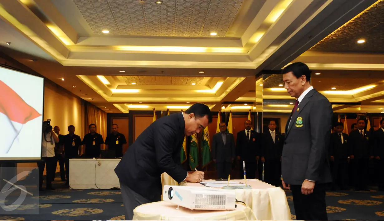 Ketua KONI Pusat, Tono Suratman (kiri) menandatangani nota pelantikan pengurus PP PBSI di Jakarta, Kamis (19/1). Wiranto menjabat sebagai Ketua Umum PP PBSI periode 2016-2020. (Liputan6.com/Helmi Fithriansyah)