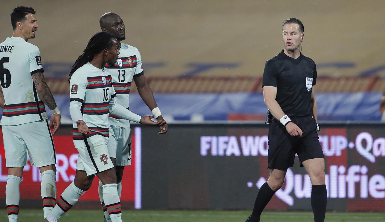 Kepemimpinan Danny Makkelie juga tak lepas dari kontroversi. Saat laga Serbia kontra Portugal yang berakhir 2-2 dalam Kualifikasi Piala Dunia 2022, ia membuat keputusan kontroversial. Ia tidak mensahkan gol dari Cristiano Ronaldo ke gawang Serbia di penghujung laga. (Foto: AFP/Pedja Milosavijevic)