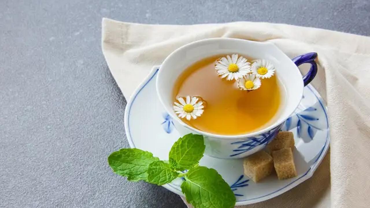 teh chamomile yang ampuh untuk mengatasi nyeri haid//copyright freepik/8photo