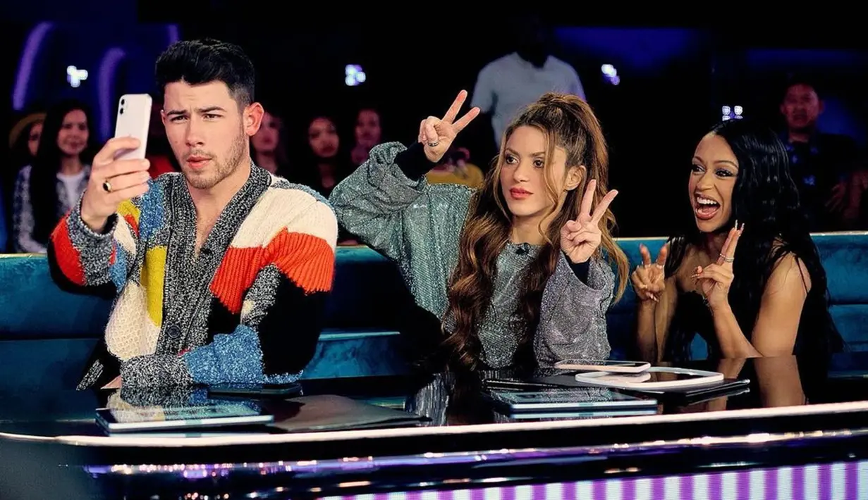 Dilihat dari media sosial Instagram pribadinya, Shakira tengah sibuk menjadi salah satu juri di acara 'Dancing with Myself'. Acara tersebut merupakan ajang pencarian bakat menari yang tayang di salah satu televisi di sana. Shakira menjadi juri bersama Nick Jonas, dan Liza Koshy. (Liputan6.com/IG/@shakira)