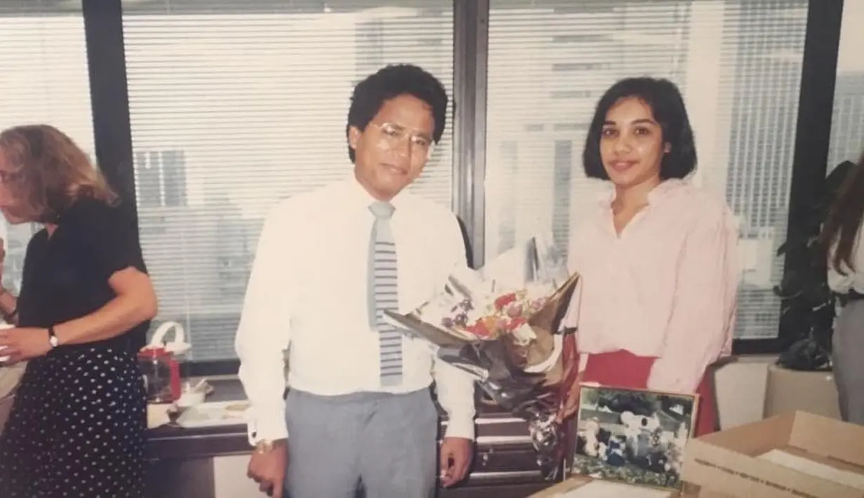 "Honor pengacara termahal dalam karirku saat manusia lemah sujud ucapkan terimakasih di kakiku setelah vonnis hakim selamatkan masa depannya! Pemuda dari desa tanpa listrik di fitnah membunuh!" tulis Hotman Paris Hutapea pada 13 Maret 2018.