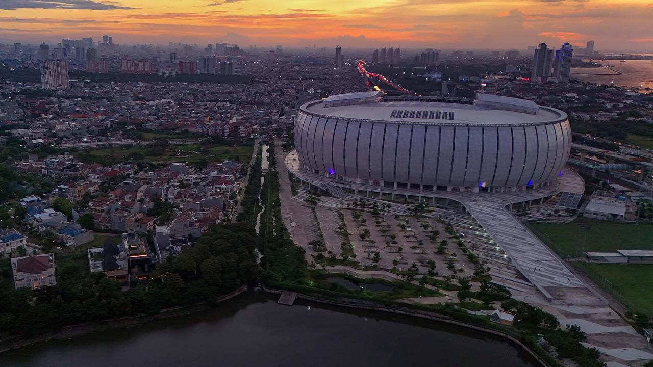 FOTO: Melihat Senja saat Langit Jakarta Cerah di Kawasan JIS