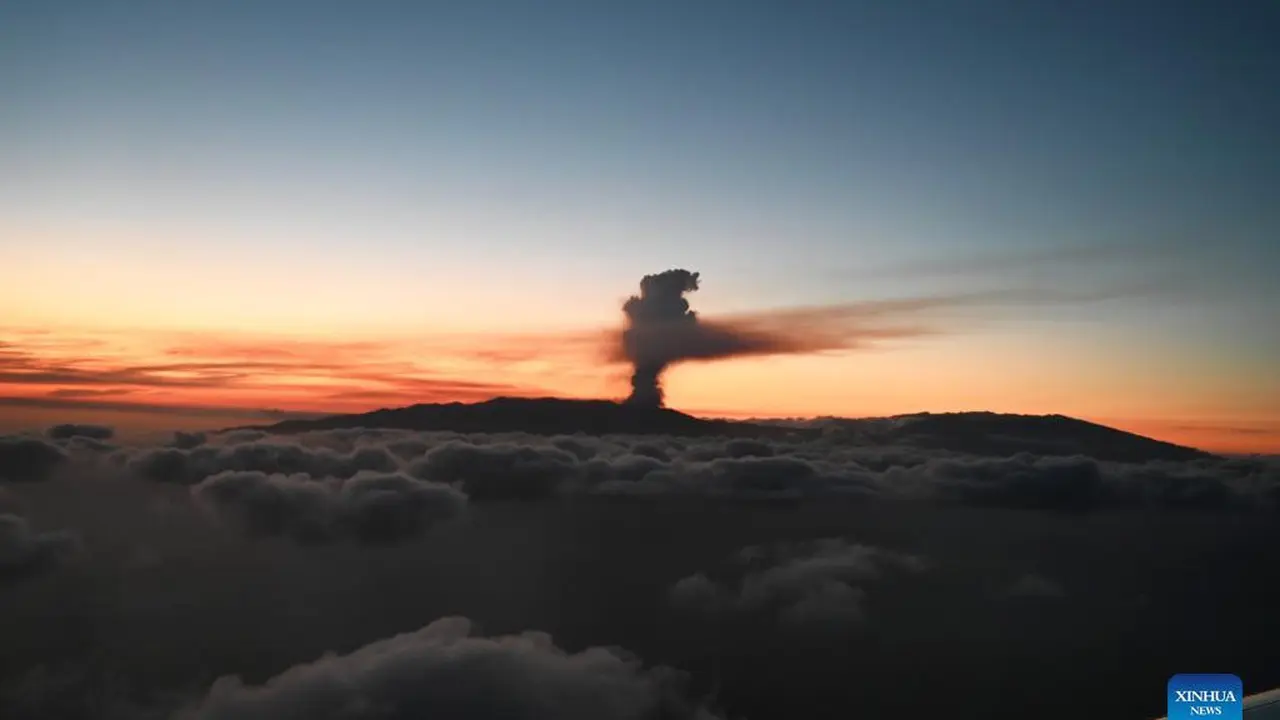 Erupsi gunung berapi Cumbre Viejo di pulau La Palma di Kepulauan Canary, Spanyol. Antara 5.000 dan 10.000 orang dievakuasi setelah meletus pada Minggu (19/9) sore. (La Moncloa/Handout via Xinhua)