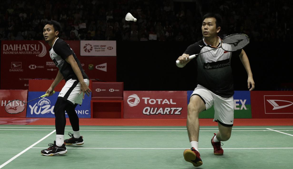 Ganda putra Indonesia, Mohammad Ahsan/Hendra Setiawan, saat menghadapi Fajar Alfian/Muhammad Rian Ardianto, pada laga Indonesia Masters 2020 di Istora Senayan, Jakarta, Sabtu (18/1). Ahsan/Hendra menang tiga gim dengan skor 21-12, 18-21, dan 21-17. (Bola.com/Yoppy Renato)