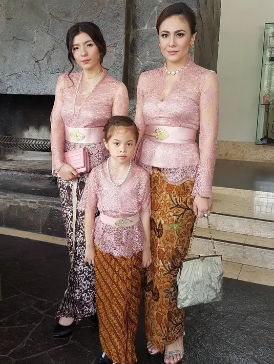 Momen lain, Wulan Guritno tampil menawan dengan kebaya Bali warna dusty pink yang dipadukan obi dan kain batik. [@wulanguritno]