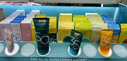 Jajaran produk sunscreen di drug store saat difoto pada 16 Oktober 2026. (Liputan6.com/Asnida Riani)