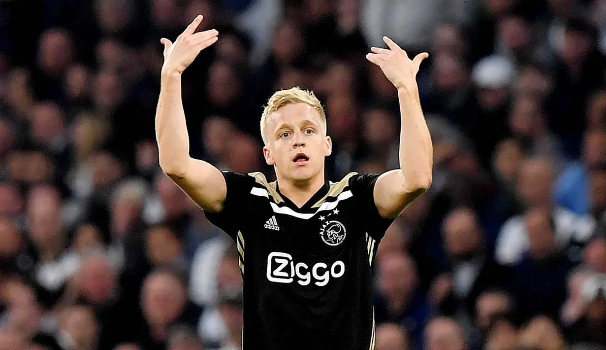 7. Donny van de Beek - Pemain 23 tahun itu resmi berseragam Manchester United pada musim panas ini. Penampilan apiknya bersama Ajax Amsterdam membuat Manchester United tak ragu memboyongnya ke Old Trafford. (AFP/Emmanuel Dunand)