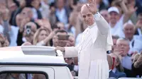 Paus Leo XIV menyapa para peziarah dari Kroasia di Lapangan Santo Petrus, Vatikan, Selasa (7/10/2025). (Dok. AP/Andrew Medichini)