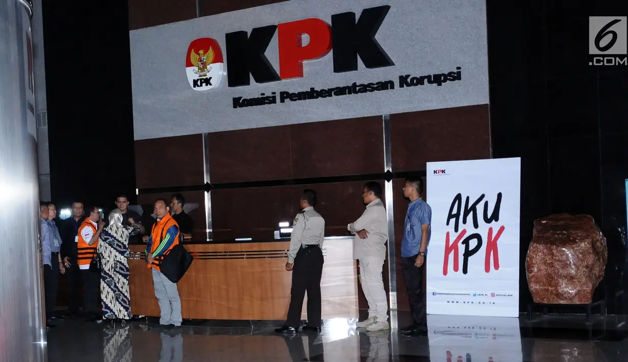 Bupati Batubara OK Arya Zulkarnain (kedua kiri) bersama tersangka lainnya saat digiring petugas usai pemeriksaan di Gedung KPK, Jakarta, Kamis (14/9). Arya Zulkarnain diduga menerima suap pembangunan infrastruktur TA 2017.(Liputan6.com/Helmi Fithriansyah)