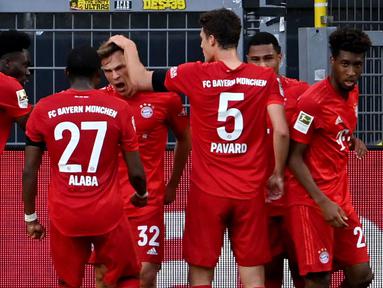 Pemain Bayern Munchen merayakan gol yang dicetak Joshua Kimmich ke gawang Borussia Dortmund pada laga pekan ke-28 Bundesliga di Stadion Signal Iduna Park, Selasa (26/5/2020) waktu setempat. Bayern Munchen menang 1-0 atas Borussia Dortmund. (AFP/Federico Gambarini/Pool)