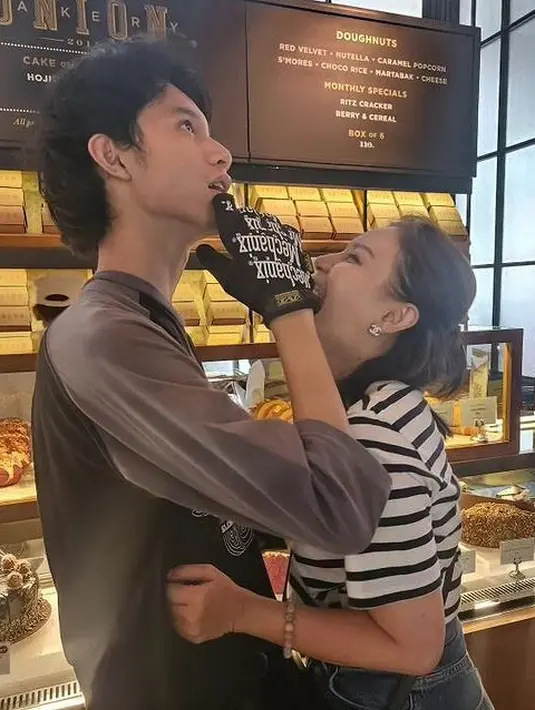 <p>"Sunday well spent,' tulis Rossa membagikan tiga potret bersama sang buah hati. [Instagram/itsrossa910]</p>